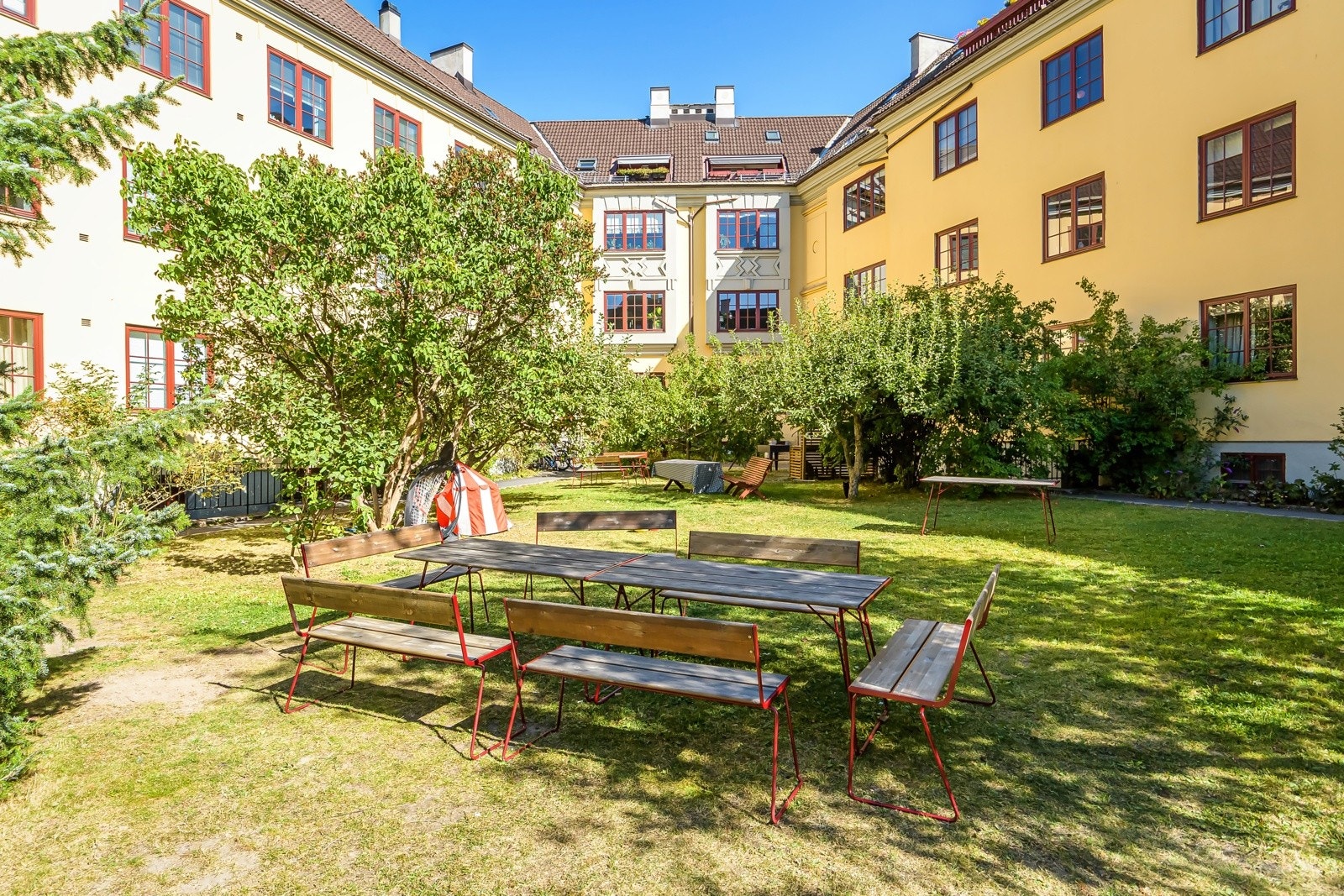 Bakgården er innredet med sittegrupper og grillplass. Galleribilde