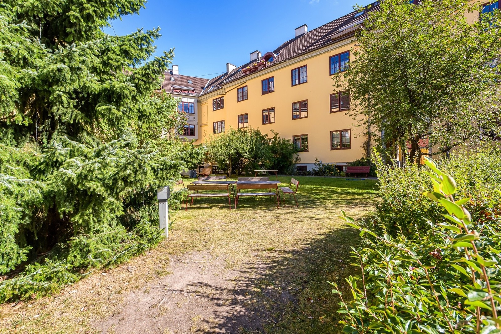 Borettslaget har en frodig og idyllisk bakgård for beboerne. Galleribilde
