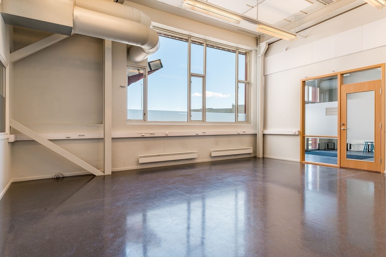 Ledige lokaler i 1. etg med god takhøyde, store vindusflater og industriell stil. Galleribilde