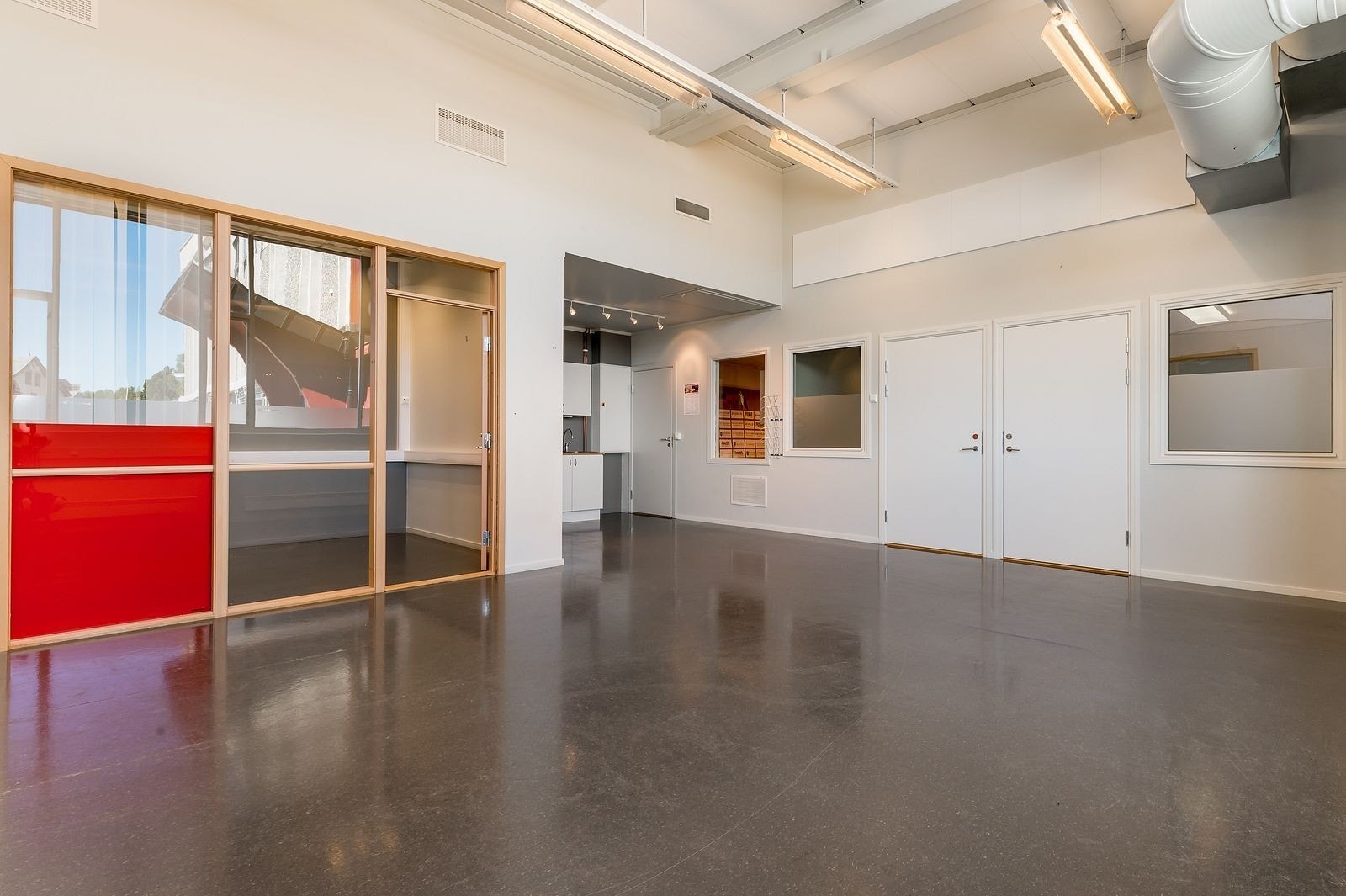 Ledige lokaler i 1. etg med god takhøyde, store vindusflater og industriell stil. Galleribilde