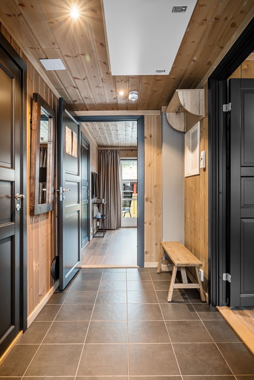 Pen flislagt gang. Varme i alle gulv i leiligheten. Galleribilde