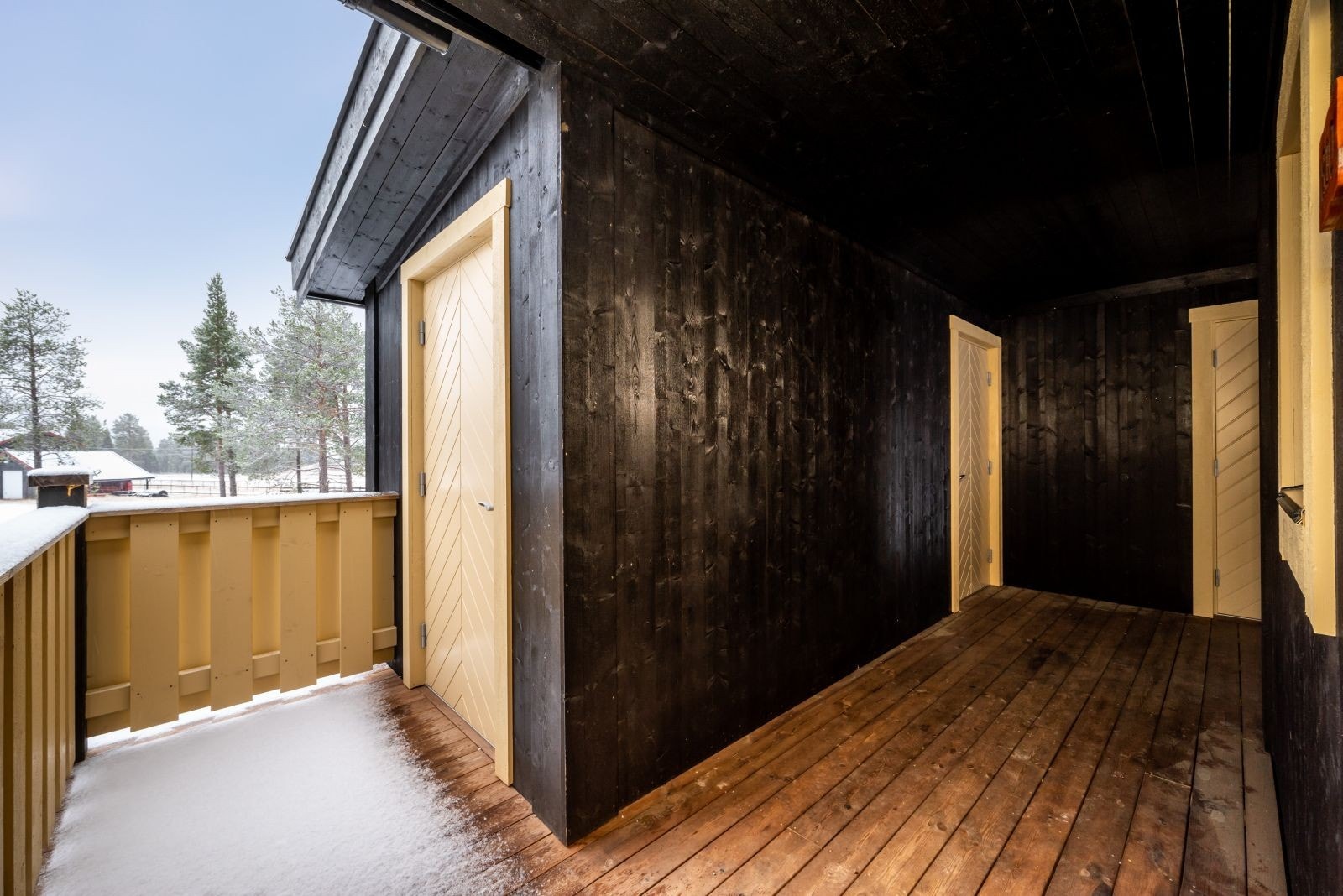 Praktisk utvendig bod ved inngangen til leiligheten. Galleribilde