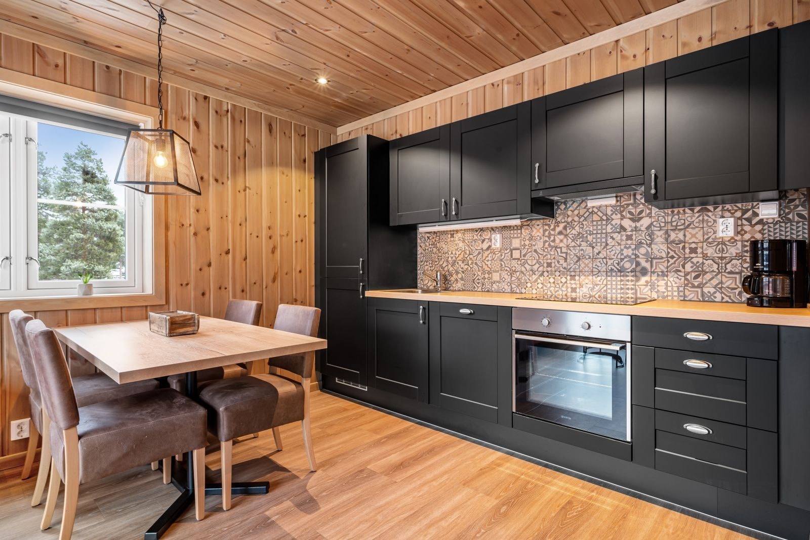 Stilrent kjøkken med integrerte hvitevarer. Galleribilde