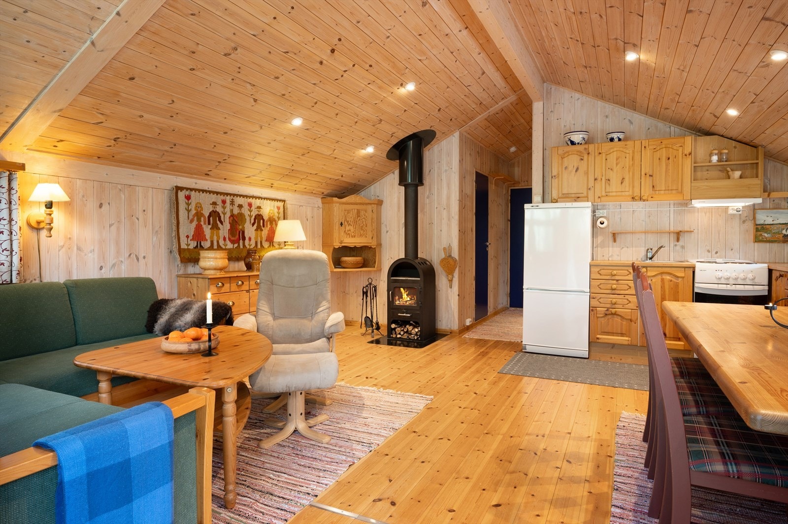 Mellom kjøkken og stue er det åpen løsning. Galleribilde