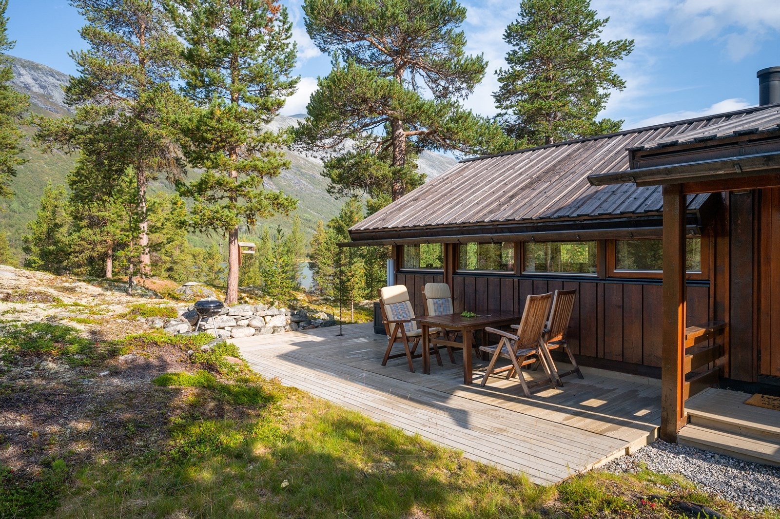 Siden terrassen går rundt hytta kan man ha flere sittegrupper her. Galleribilde