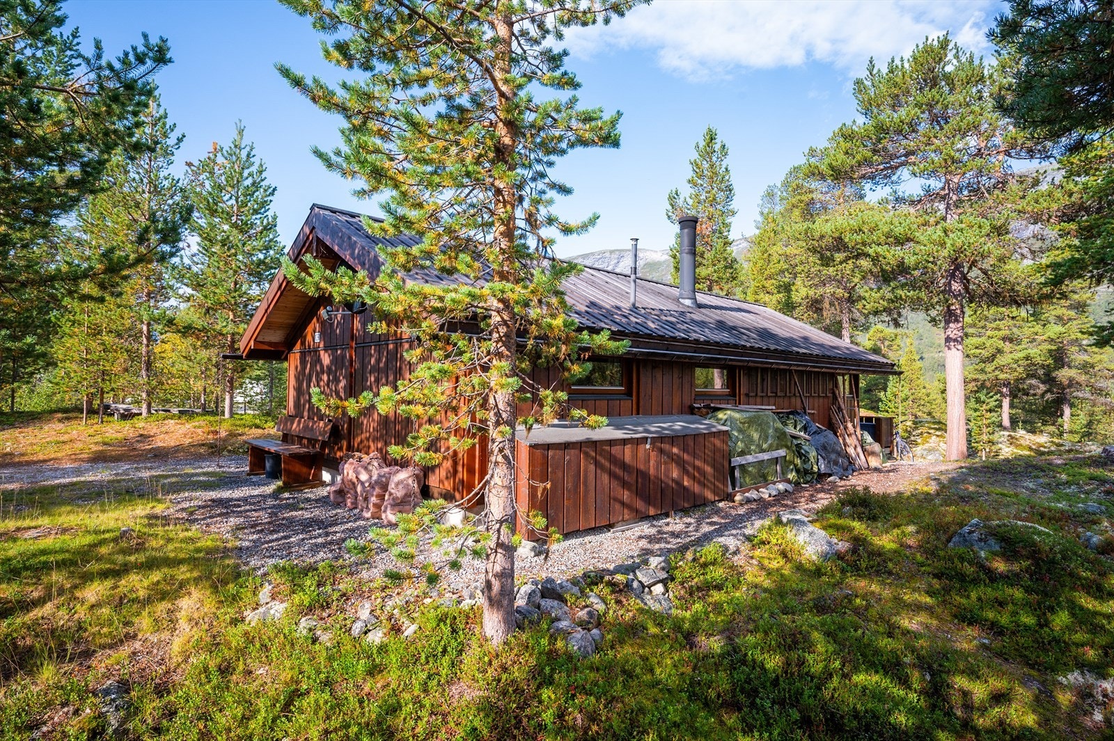Hytta ligger fint til tett på naturen. Galleribilde