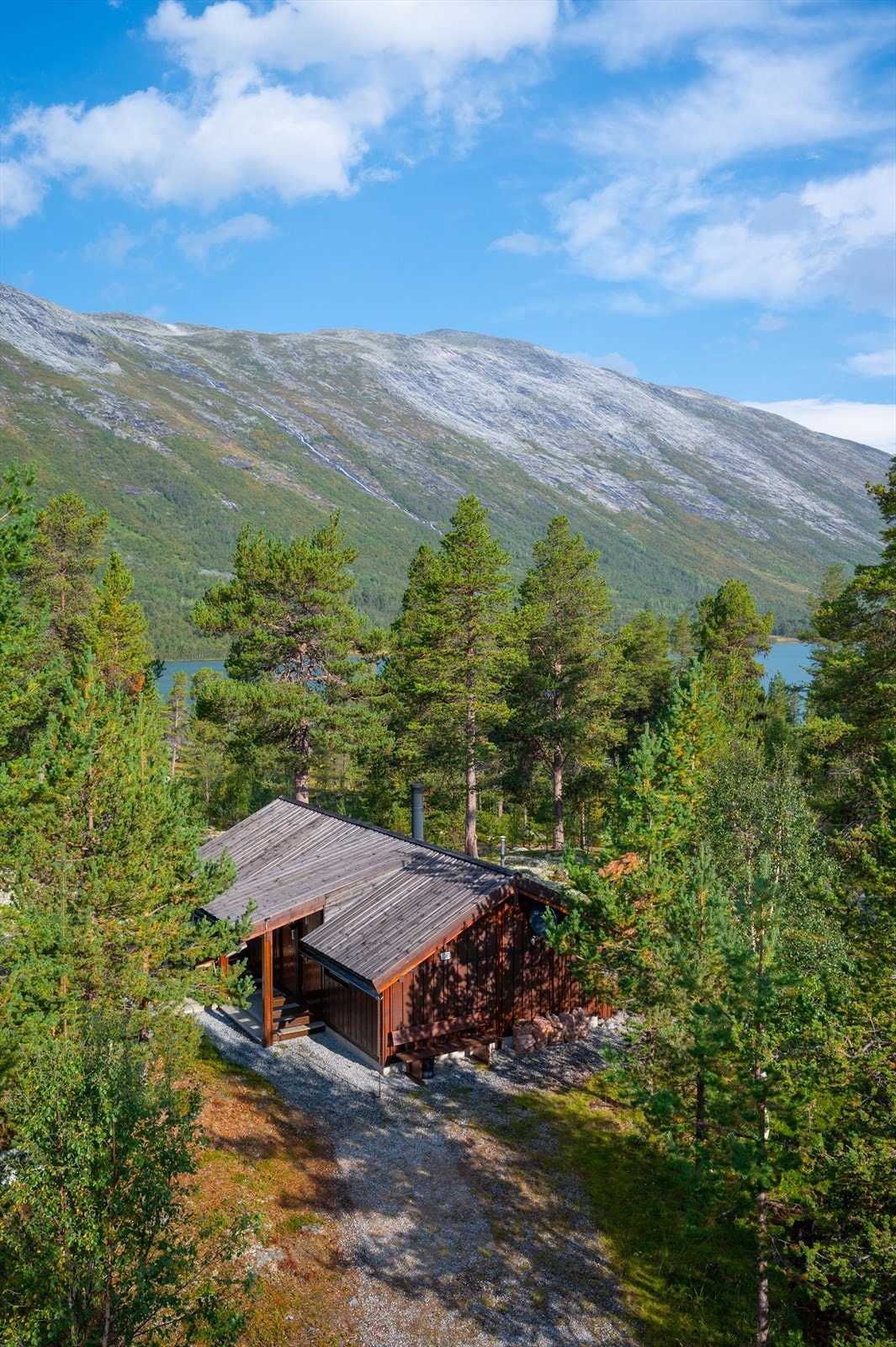 Fra eiendommen er det umiddelbar nærhet til flotte naturområder. Galleribilde