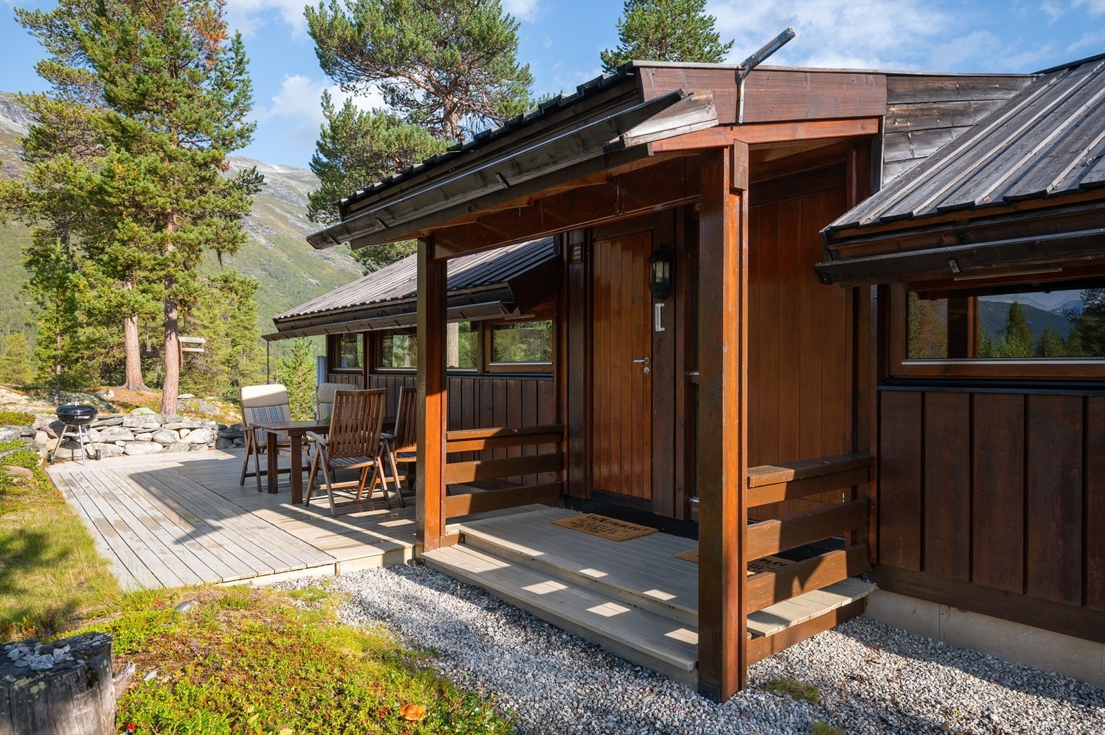 Overbygd inngangsparti. Inngangsdør til høyre, og bod/teknisk rom til venstre. Galleribilde