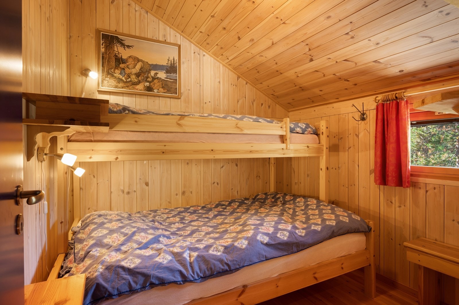 Soverom nummer to. Begge soverommene har høy himling. Galleribilde