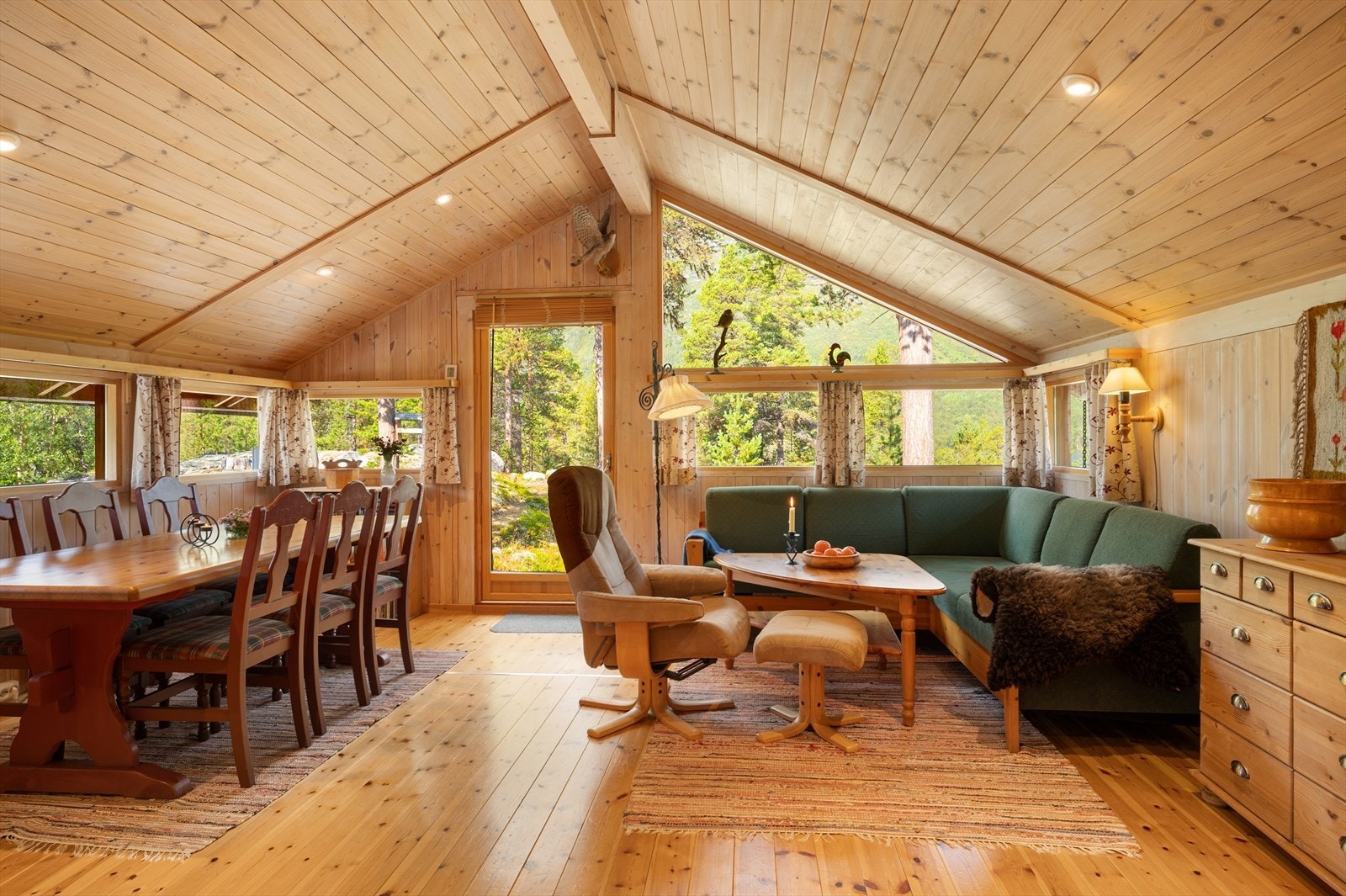 I stua er det luftig opp under taket. Sammen med de mange vinduene så gir dette en god romfølelse. Galleribilde