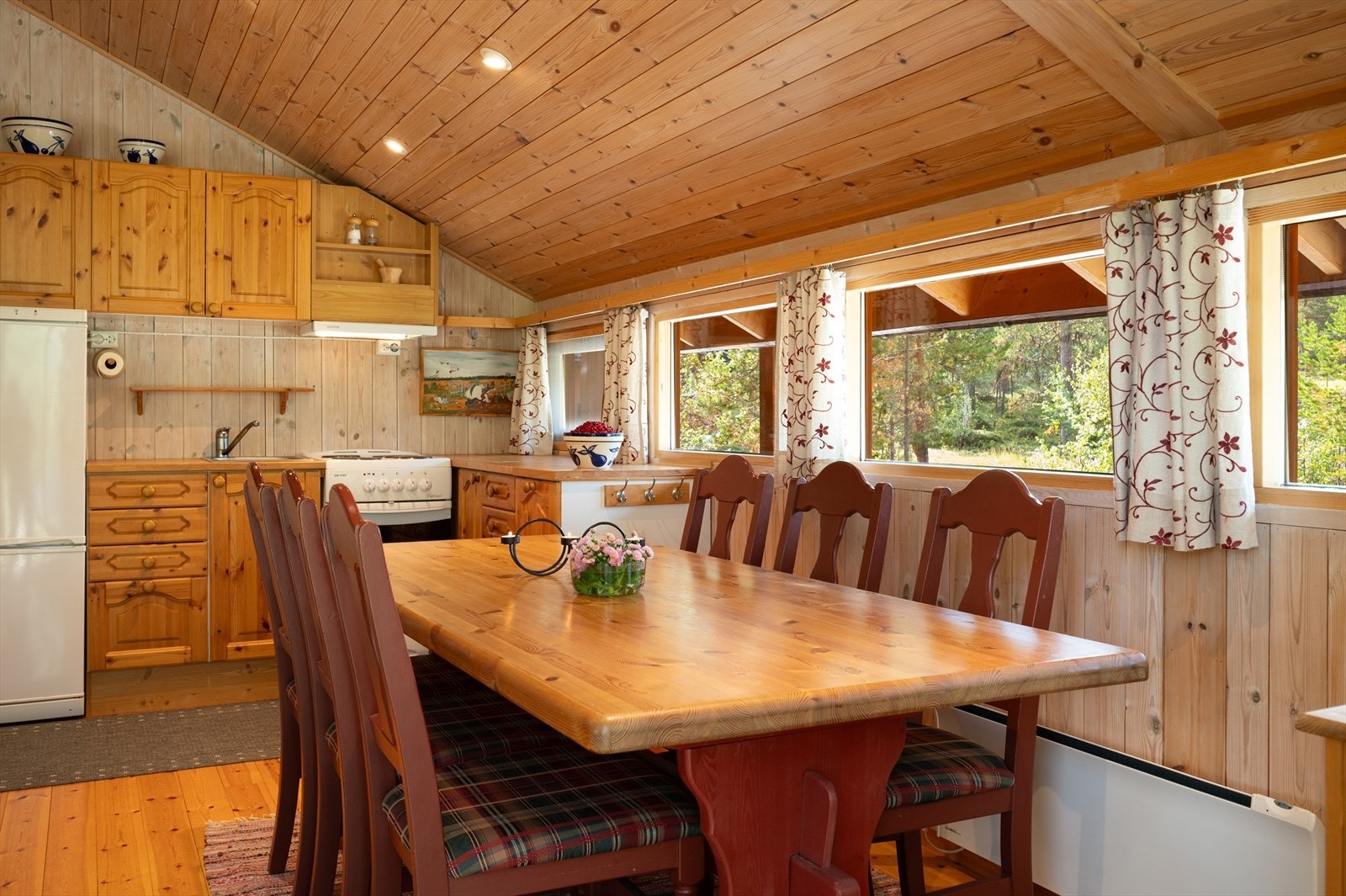 Hvis man ønsker stort spisebord har man plass til det. Galleribilde