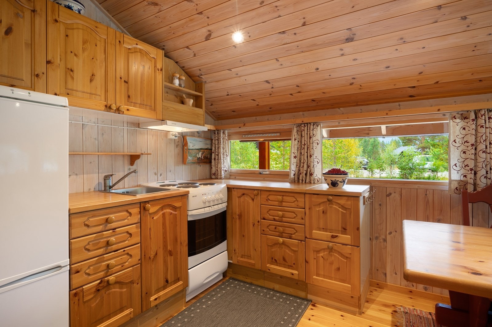 På kjøkkenet er det vinduer så man har god oversikt. Galleribilde