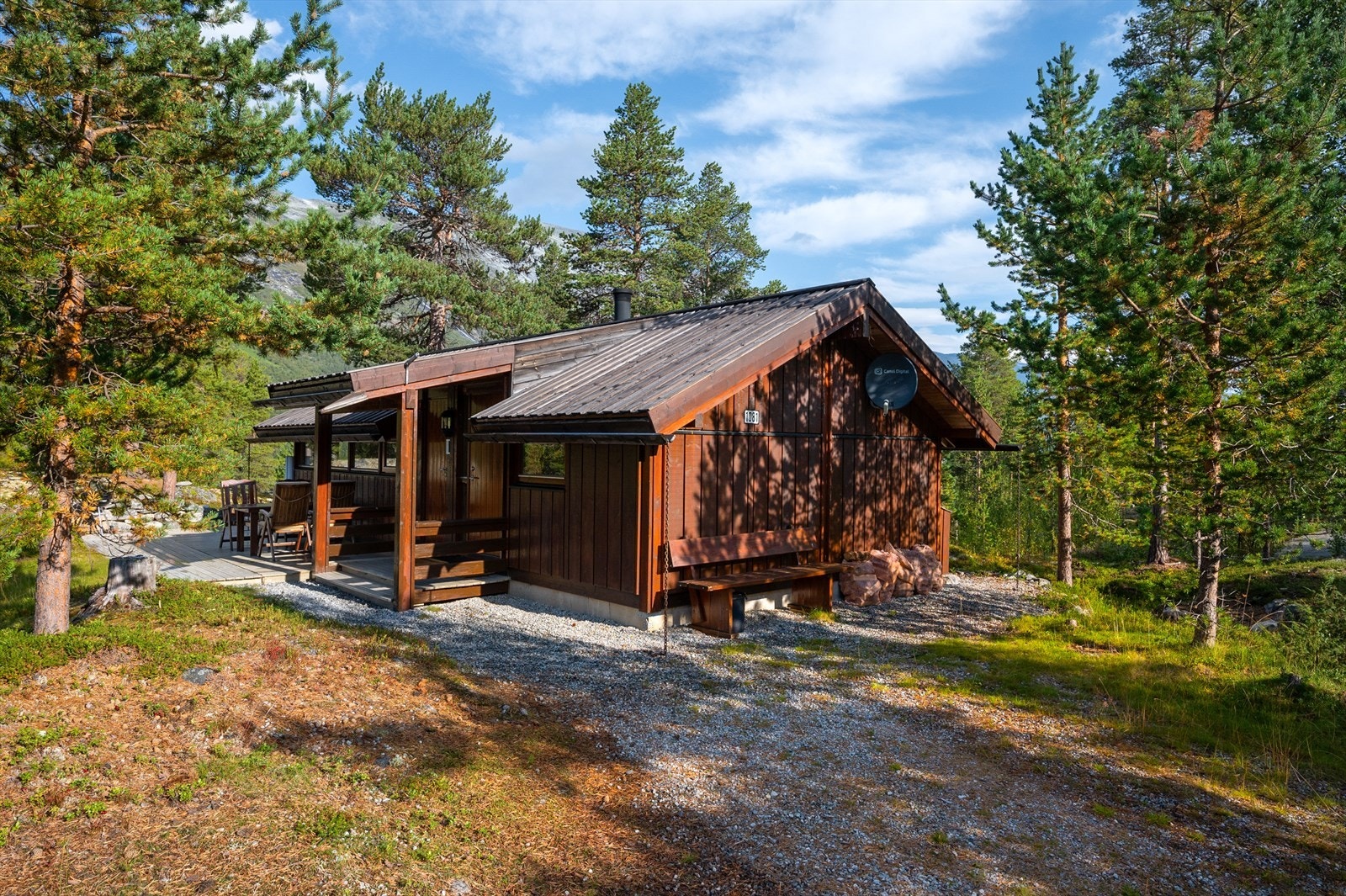 Det er plass til parkering i forkant av hytta. Galleribilde