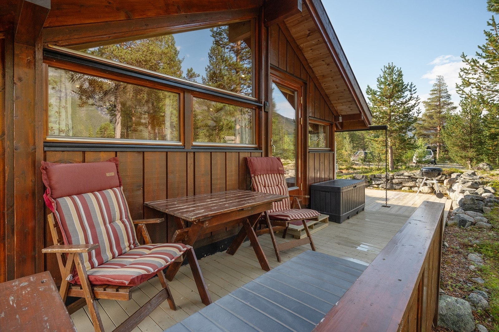 Det er god plass til utemøblering på plattingen.. Galleribilde