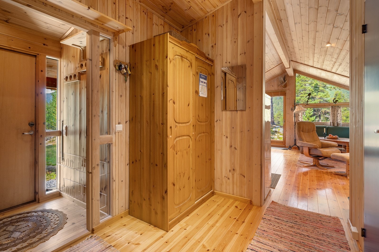 I entréen er det godt med plass til oppbevaring. Galleribilde