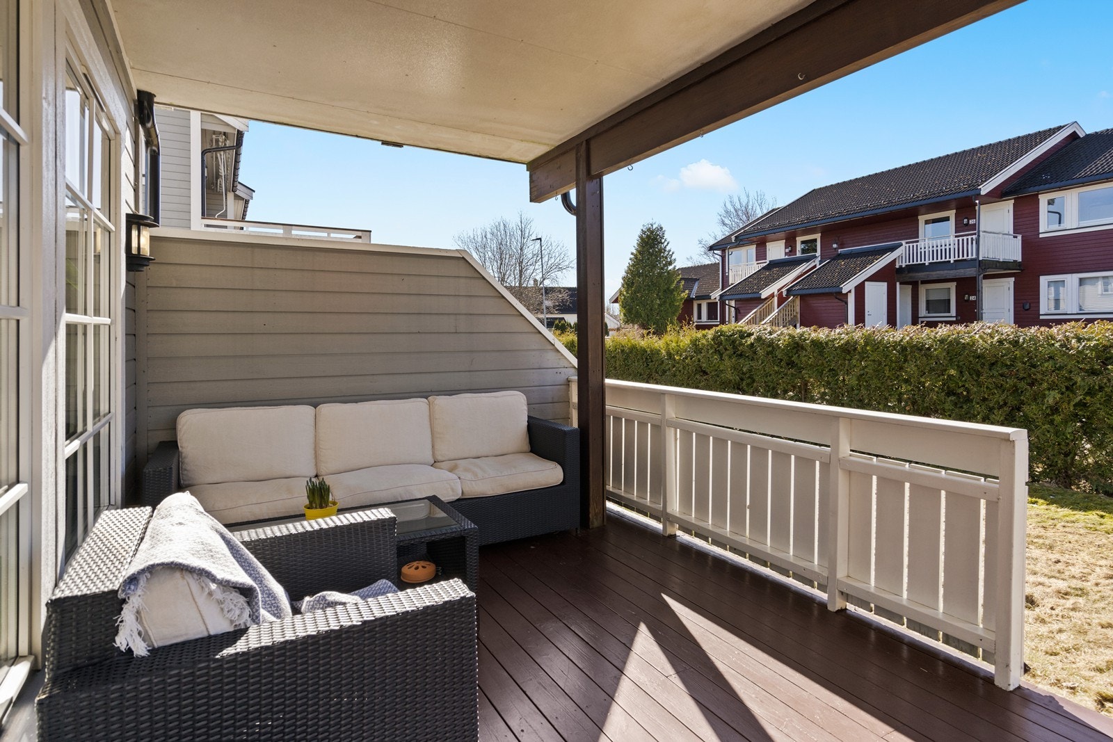 Terrasse er delvis takoverbygget: Perfekt for å nyte utelivet uansett sesong! Galleribilde