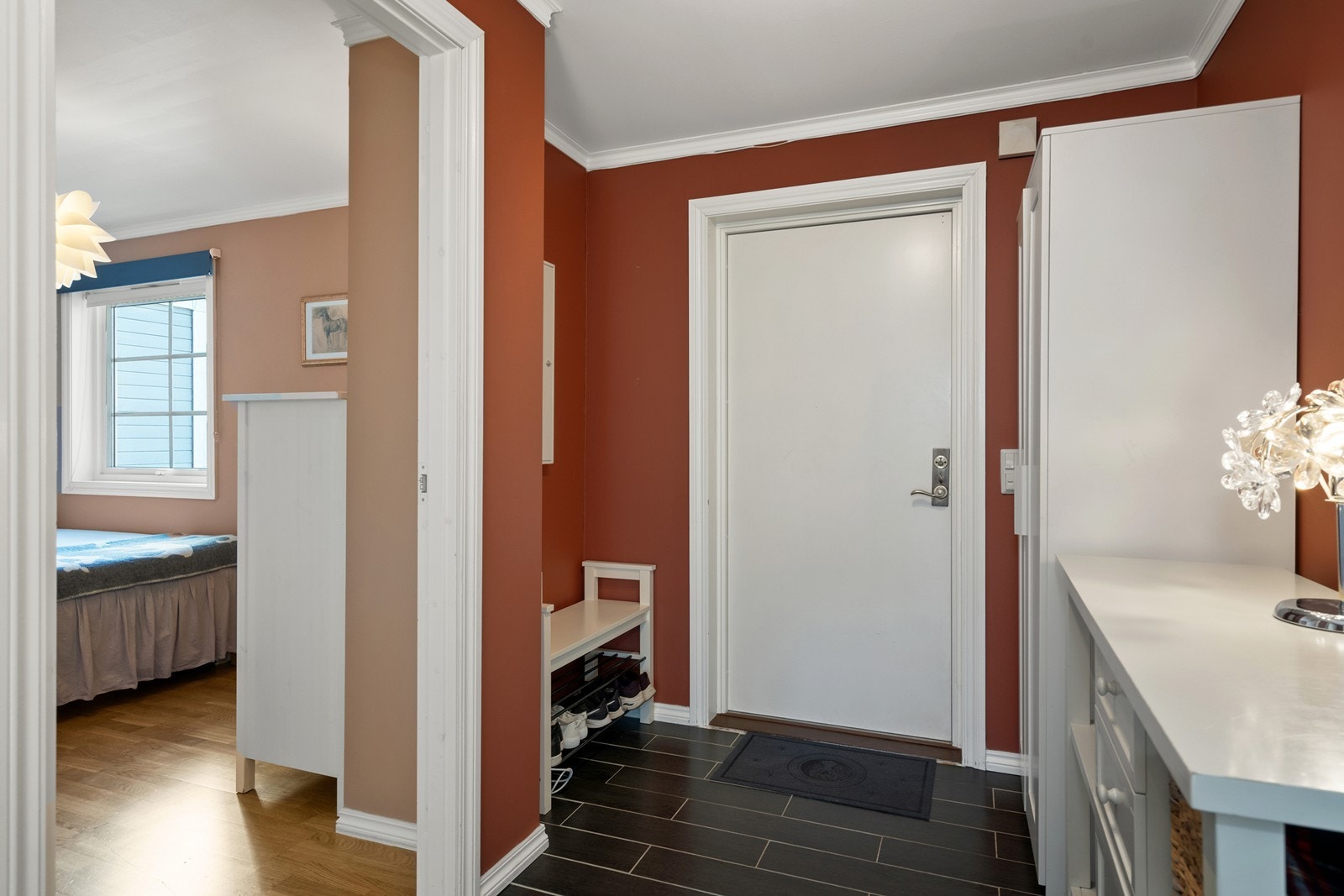 Entréen har god plass til oppbevaring av sko og yttertøy. Galleribilde