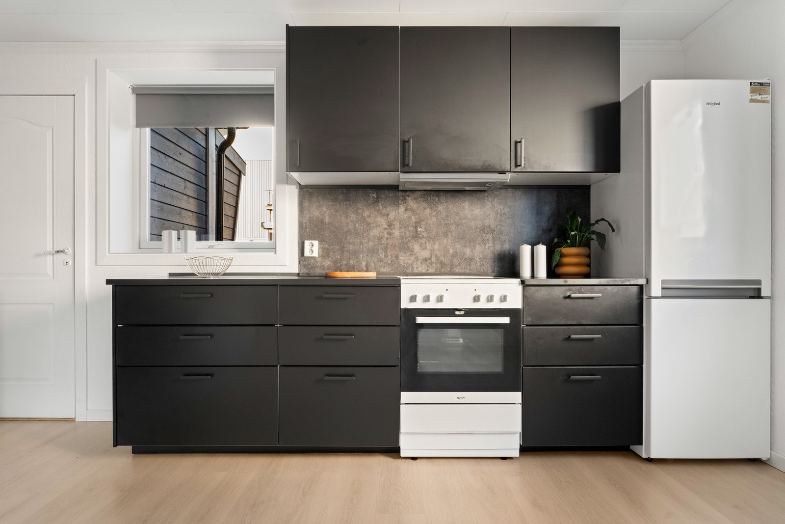 Veggene over benken er kledd med koksgrå plater som står godt til resten av interiøret. Galleribilde