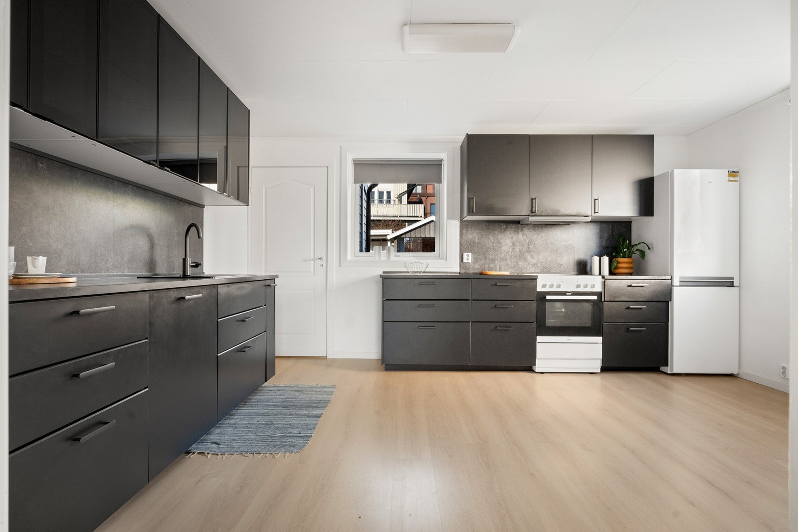 Kjøkkenet har et stilfullt og moderne design med gode benkeflater og mye oppbevaringsplass. Galleribilde