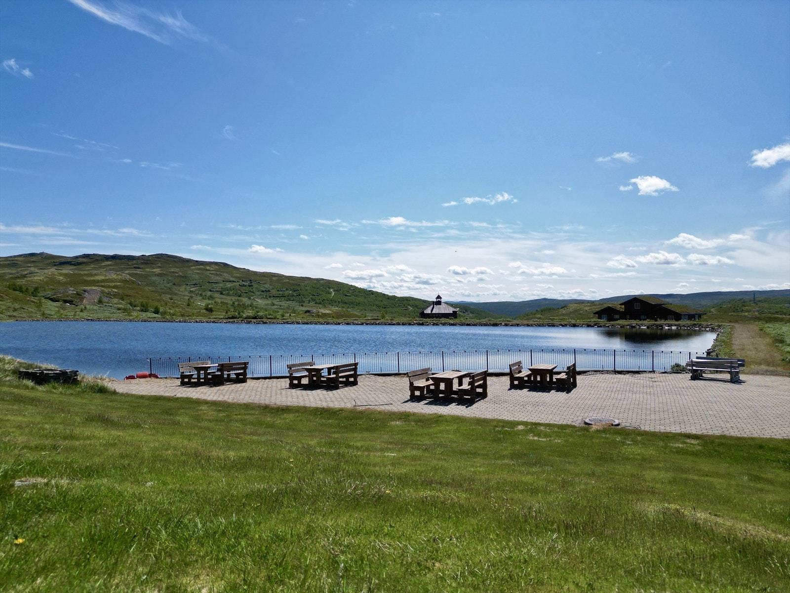 Nærmiljøet v/ Rødungstøl høyfjellshotell. Vats Fjellkyrkje i bakgrunn. Galleribilde