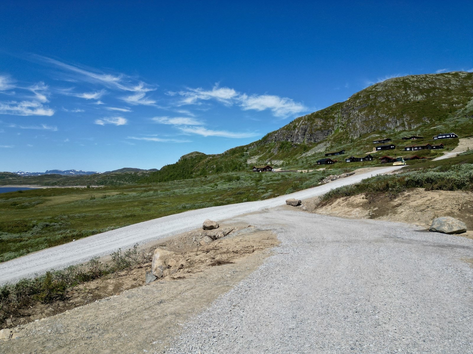 Veien er nylig oppgradert. Det vil bli utført et prøveprosjekt på brøyting av veien sesongen 25-26. Galleribilde