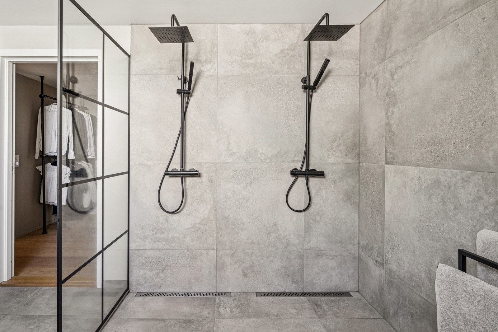 Romslig dobbel dusj på badet med direket adkomst til garderoberom og hovedsoverom. Galleribilde