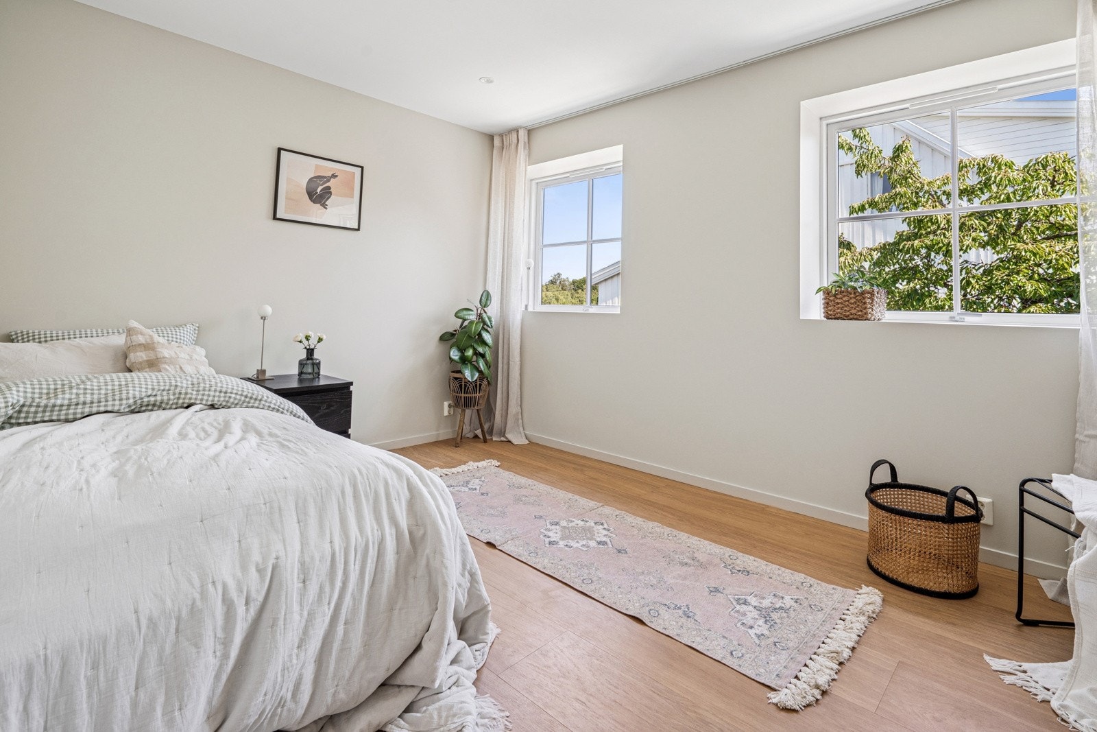 Stort soverom beliggende i hovedetasjen. Rommets størrelse gir mulighet for å dele det opp og etablere to mindre soverom ved behov. Galleribilde