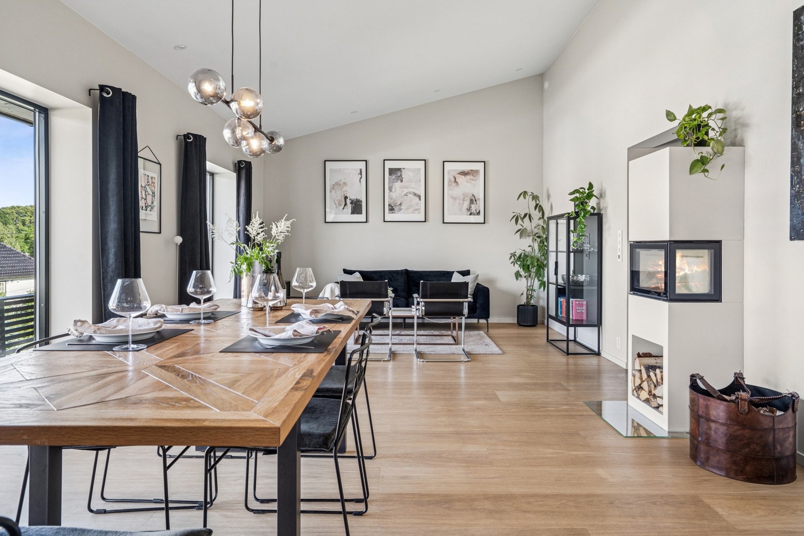 Romslig åpen løsning med god takhøyde og store vindusflater som slipper inn rikelig med dagslys. Galleribilde