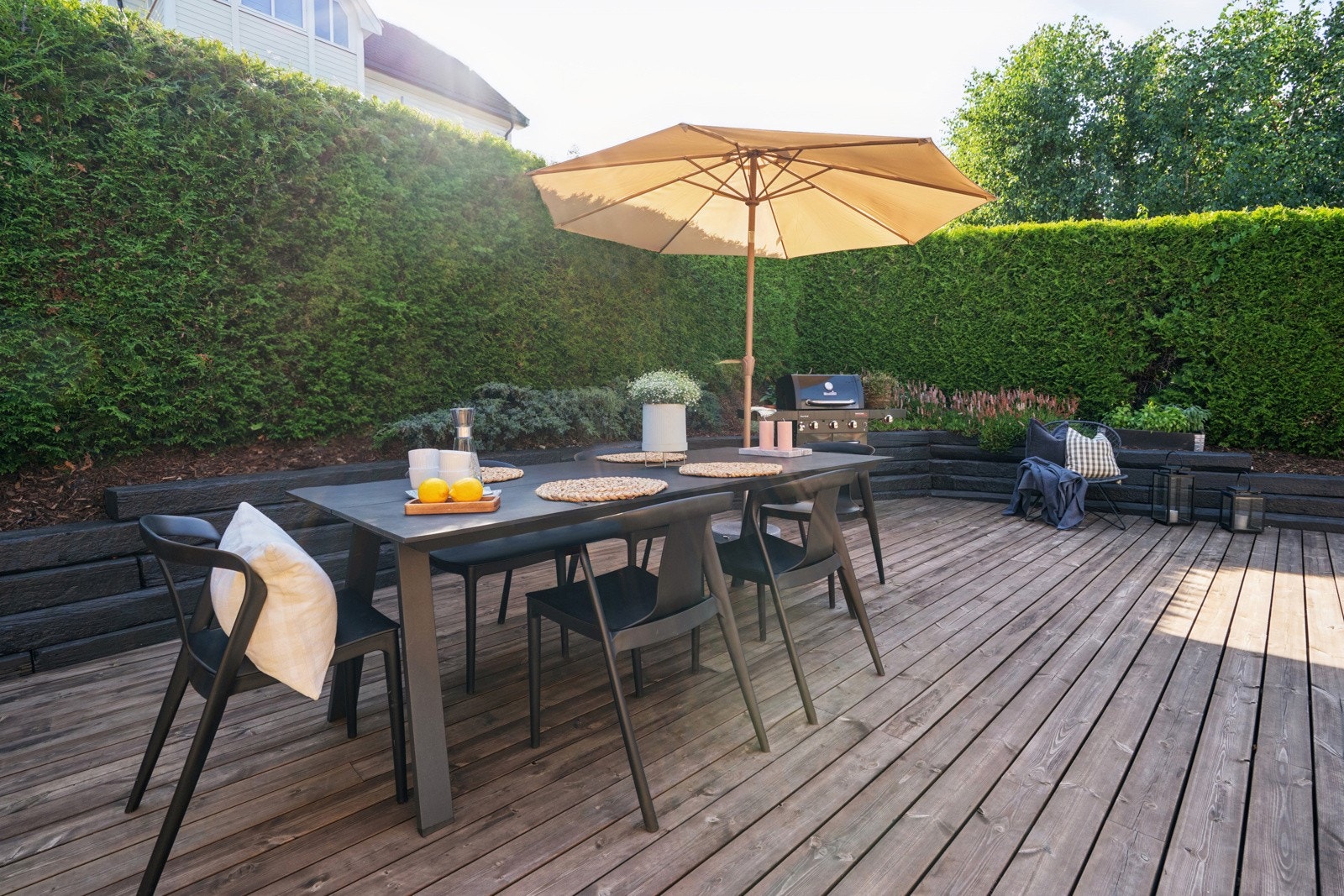 Stor skjermet uteplass laget i vedlikeholdsvennlig materiale. Galleribilde