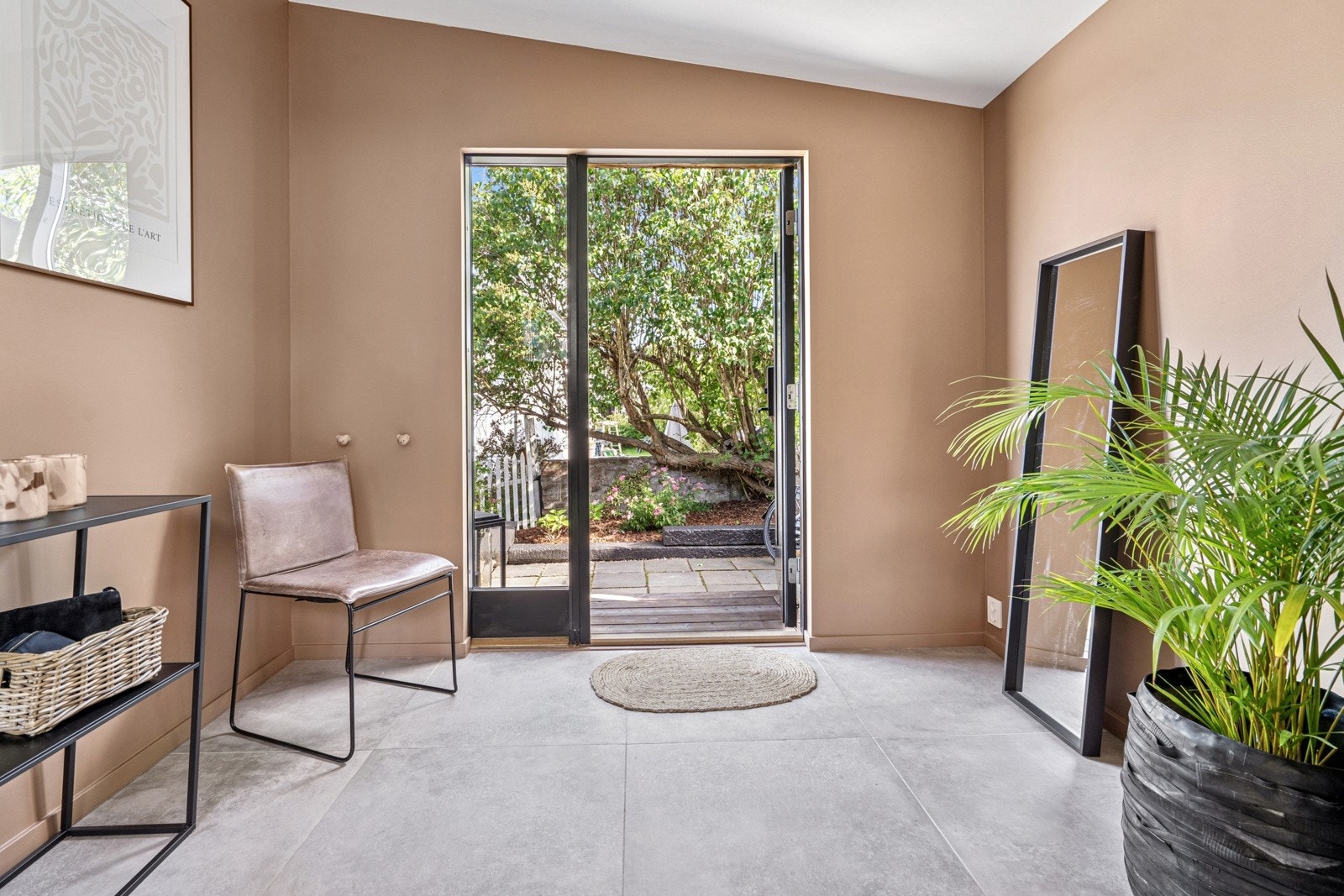 Lys og innbydende entré! Her er det god plass til oppbevaring og naturlig flyt videre i boligen. Galleribilde