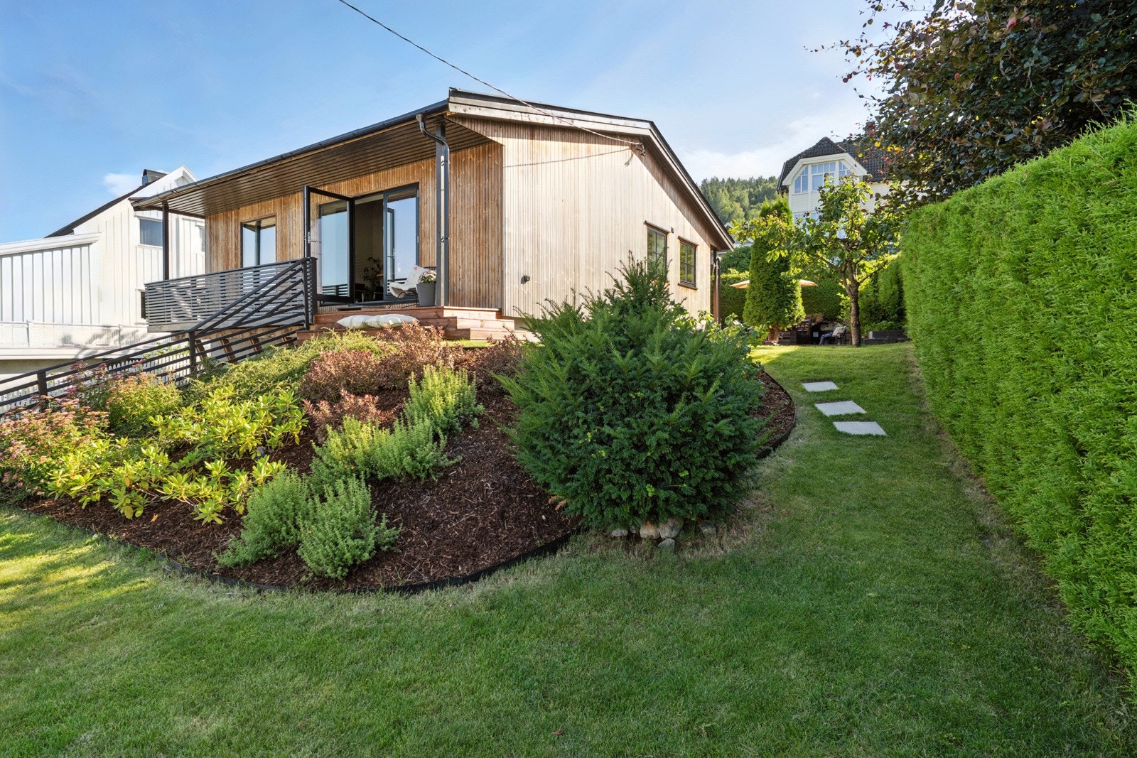 Pent opparbeidet hage med selvanningssytem og robotgressklipper. Galleribilde