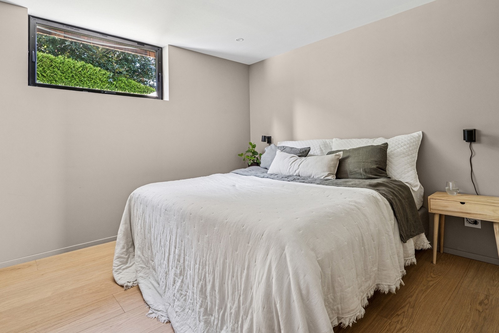 Hovedsoverom i kjølig underetasje med adgang til garderoberom og eget bad. Galleribilde