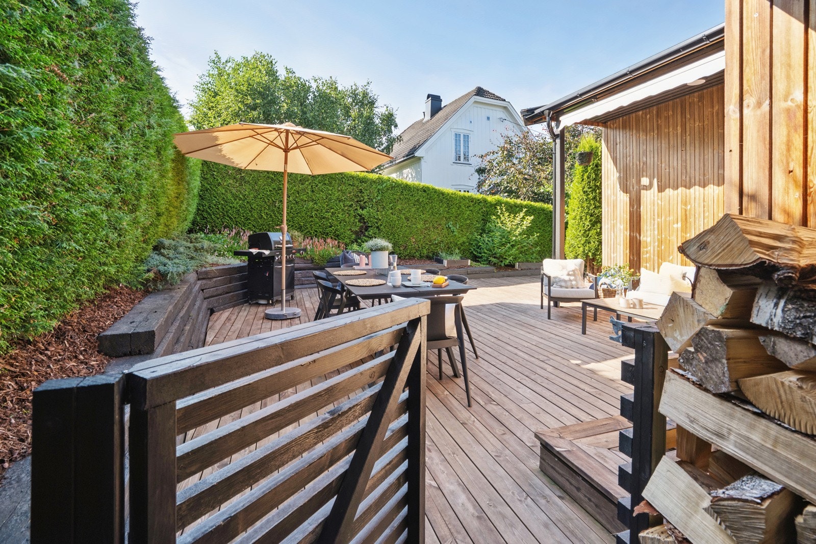 Sjarmerende port inn til uteplass. Galleribilde