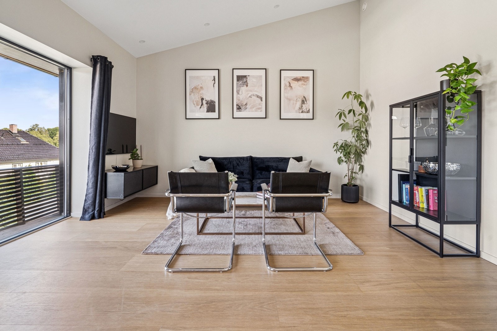 Stilren stue med god møbleringsfrihet og naturlig lysinnslipp. Galleribilde