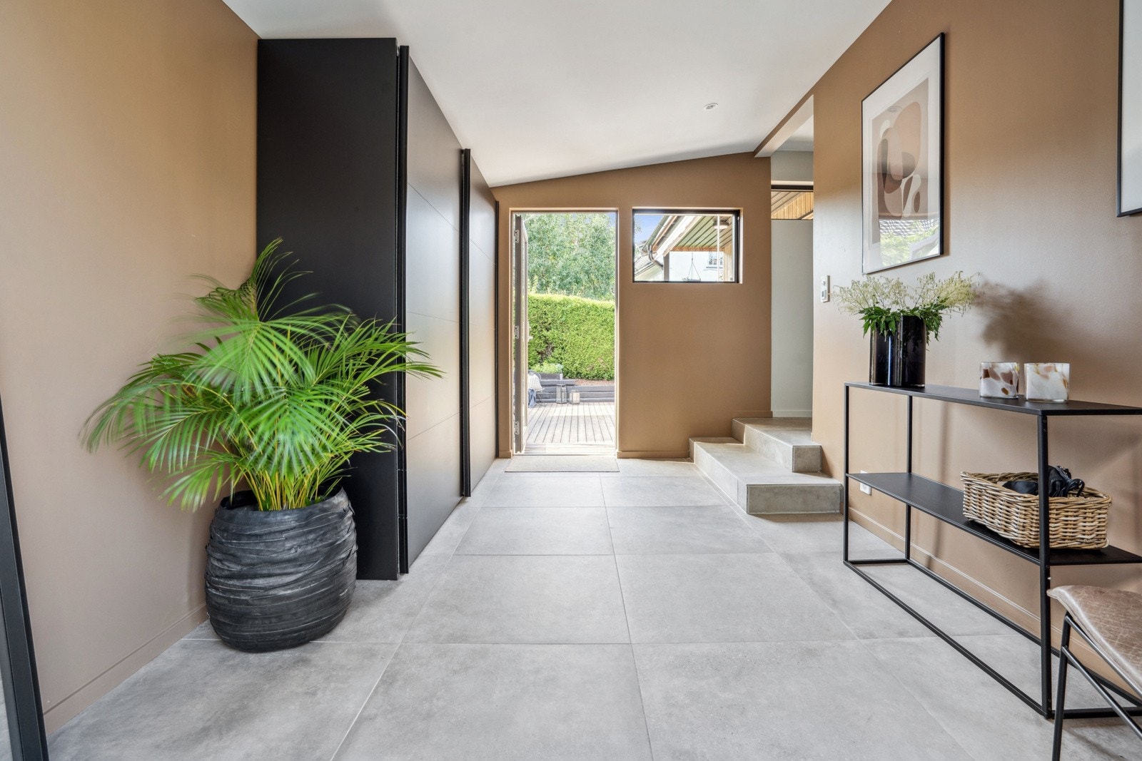 Romslig og funksjonell gang med rikelig skapplass og direkte utgang til hage. Galleribilde