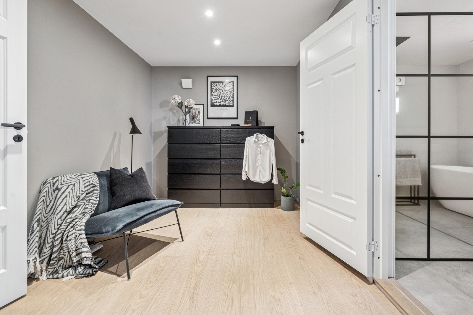 Garderoberom med direkte adkomst til hovedbad. Galleribilde