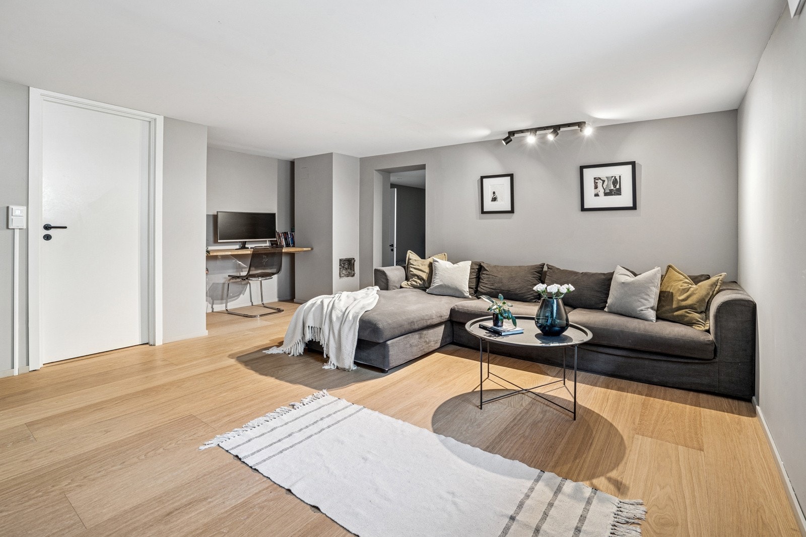 Romslig TV-stue. Galleribilde