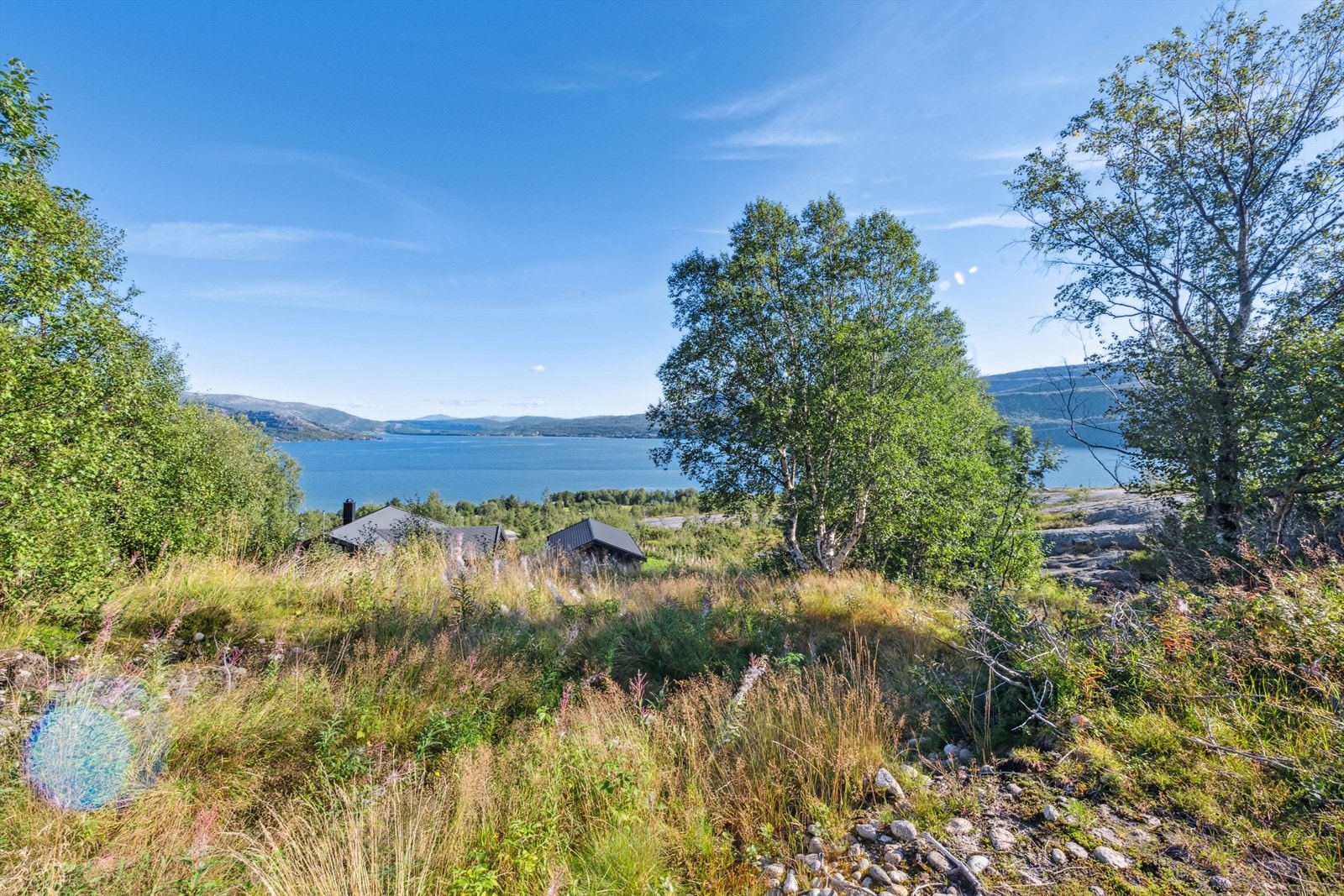 Tomten har flott utsikt mot fjorden - et perfekt utgangspunkt for hyttedrømmen. Galleribilde