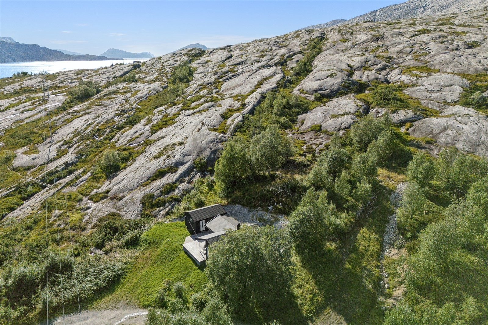 Tomta ligger øverst i et trivelig hyttefelt Galleribilde