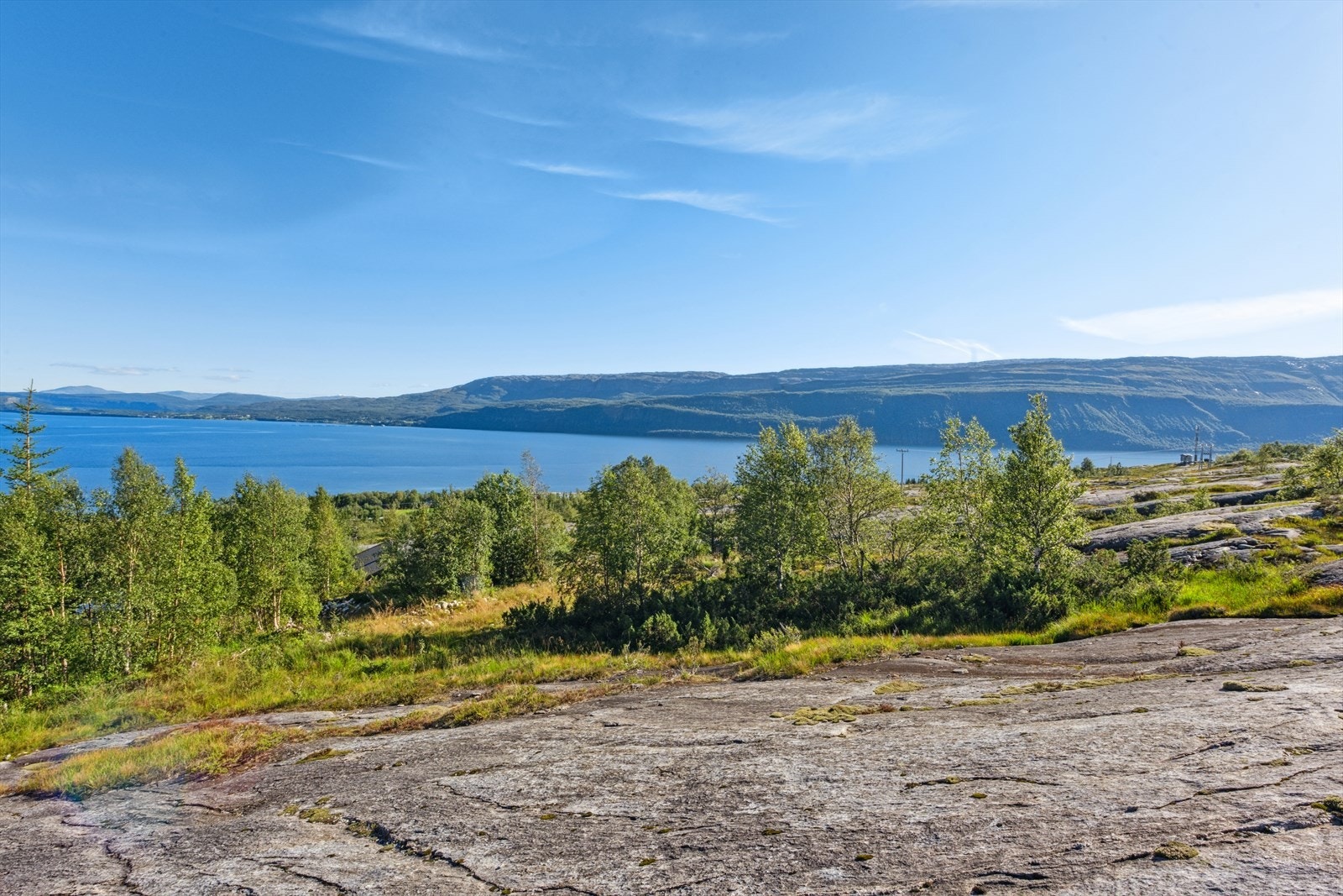 Mulighet for båtplass i havna, som gir deg direkte tilgang til øyhopping og opplevelser på vakre Helgelandskysten. Galleribilde
