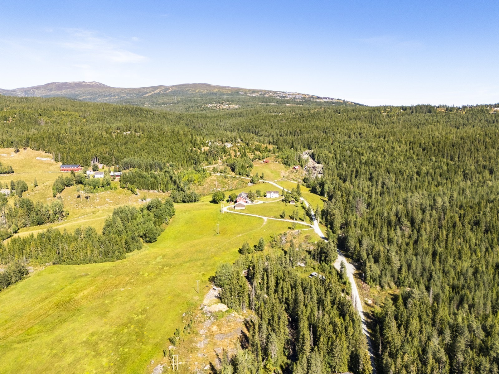 Vinterstid er Norefjell et skiparadis med ca. 200 km preparerte langrennsløyper og 26 alpinbakker fordelt på 13 heiser. Sommeren byr på fotturer, sykkelløyper, fiskevann og nærhet til Norefjell Golfklubb med 18-hulls bane, driving range og putting green. Galleribilde