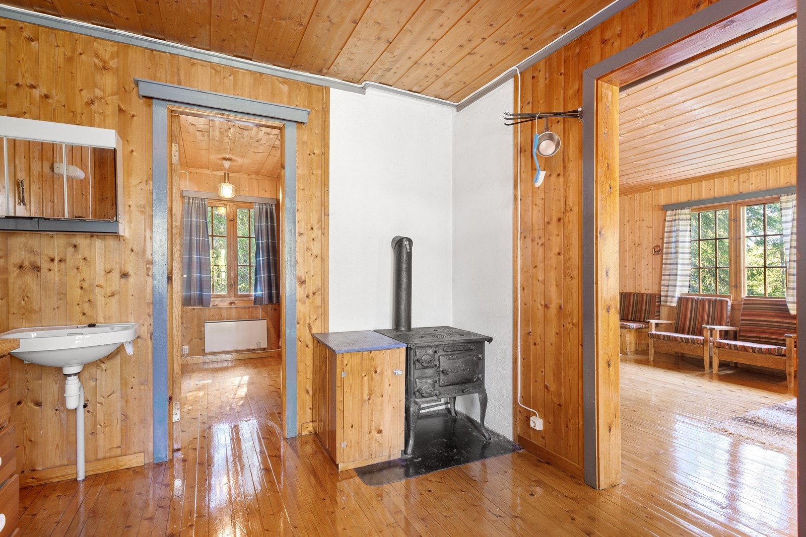 Det er utslagsvask med soilavløp til grunnen, samt servant med plastavløp. Galleribilde