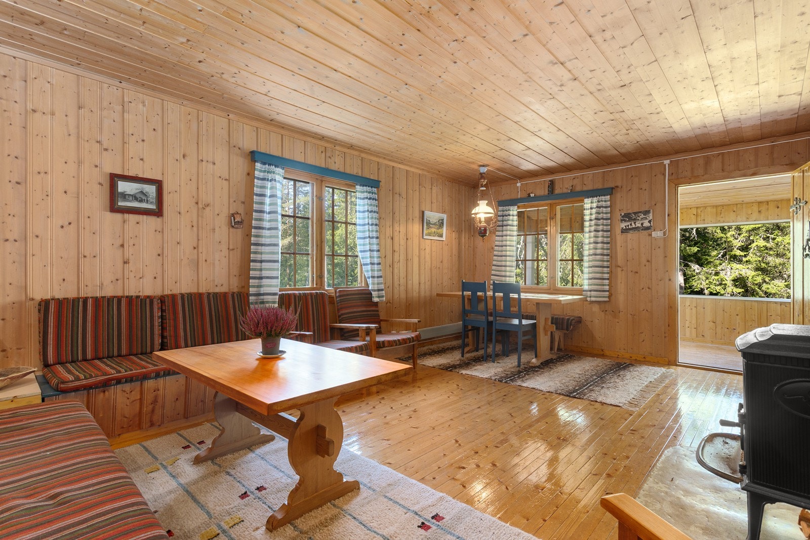 Hytta har en romslig stue med plassbygd sofa. Galleribilde