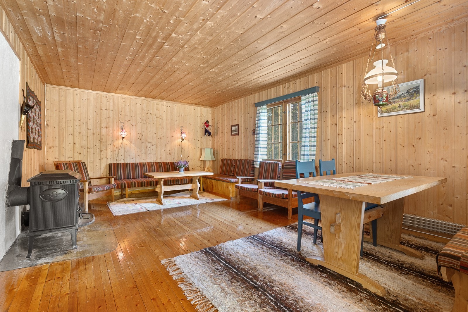 Innvendig har hytta furugulv, trepanel på veggene og i himling. Galleribilde