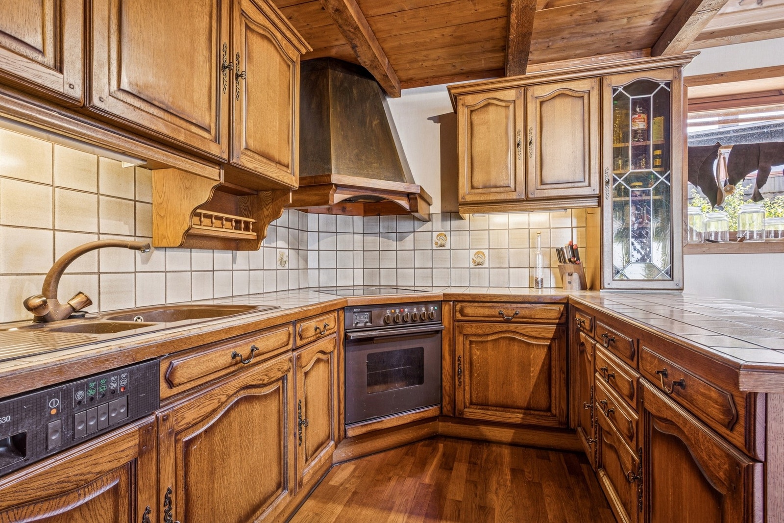 Kjøkkenet inneholder alt man måtte trenge, men det er også alle muligheter for å bytte dette ut med et enda større og mer moderne kjøkken. Galleribilde