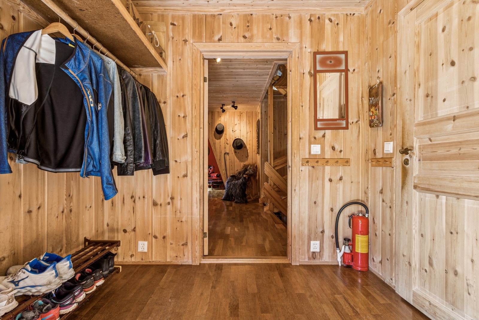 Entreèn har masse plass til å sette fra seg sko og henge fra seg yttertøy. Til høyre i bildet er døren inn til toalettet. Galleribilde