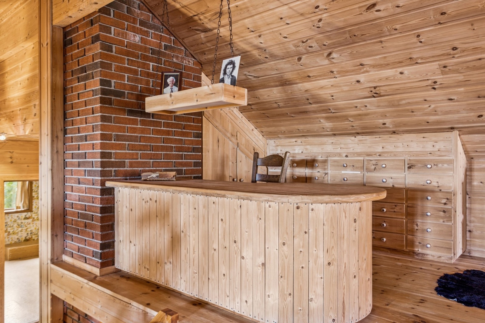 Et lite nivå opp, og så er vi i boligens øvre plan. Legg merke til denne arkitektoniske perlen av et kontor. Blir man ikke kreativ, her så blir man det aldri. Galleribilde