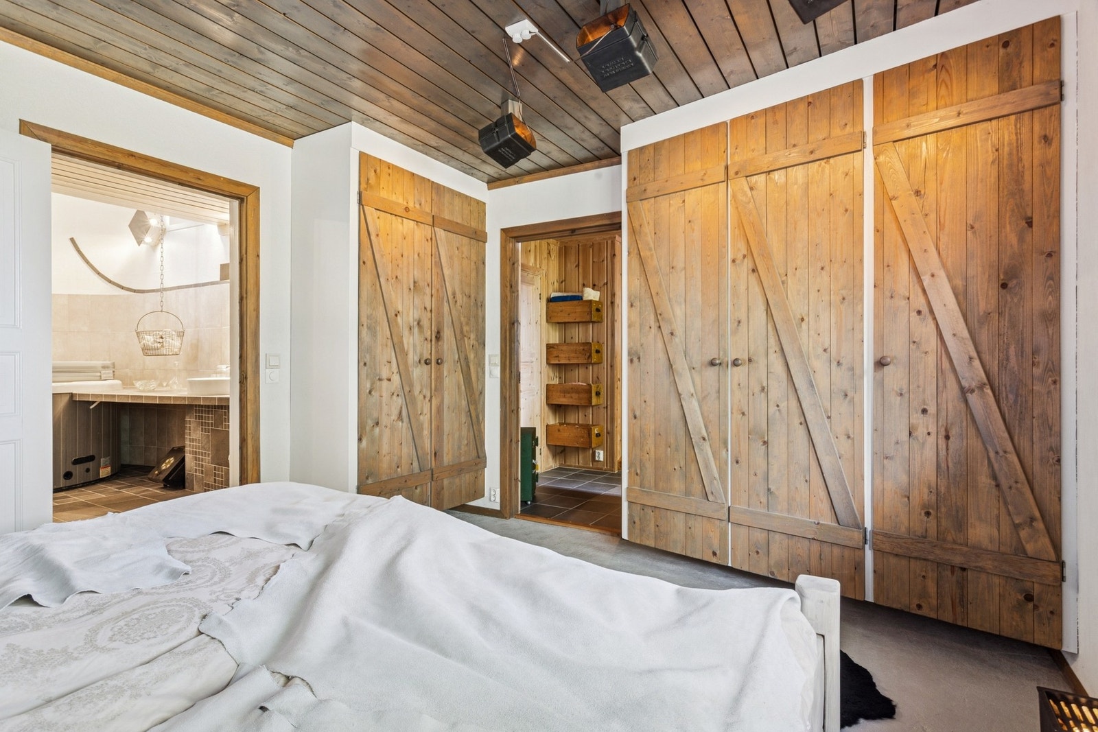 Soverommet har innebygd garderobe og direktetilgang til egen delikat "spa-avdeling"/bad. Galleribilde