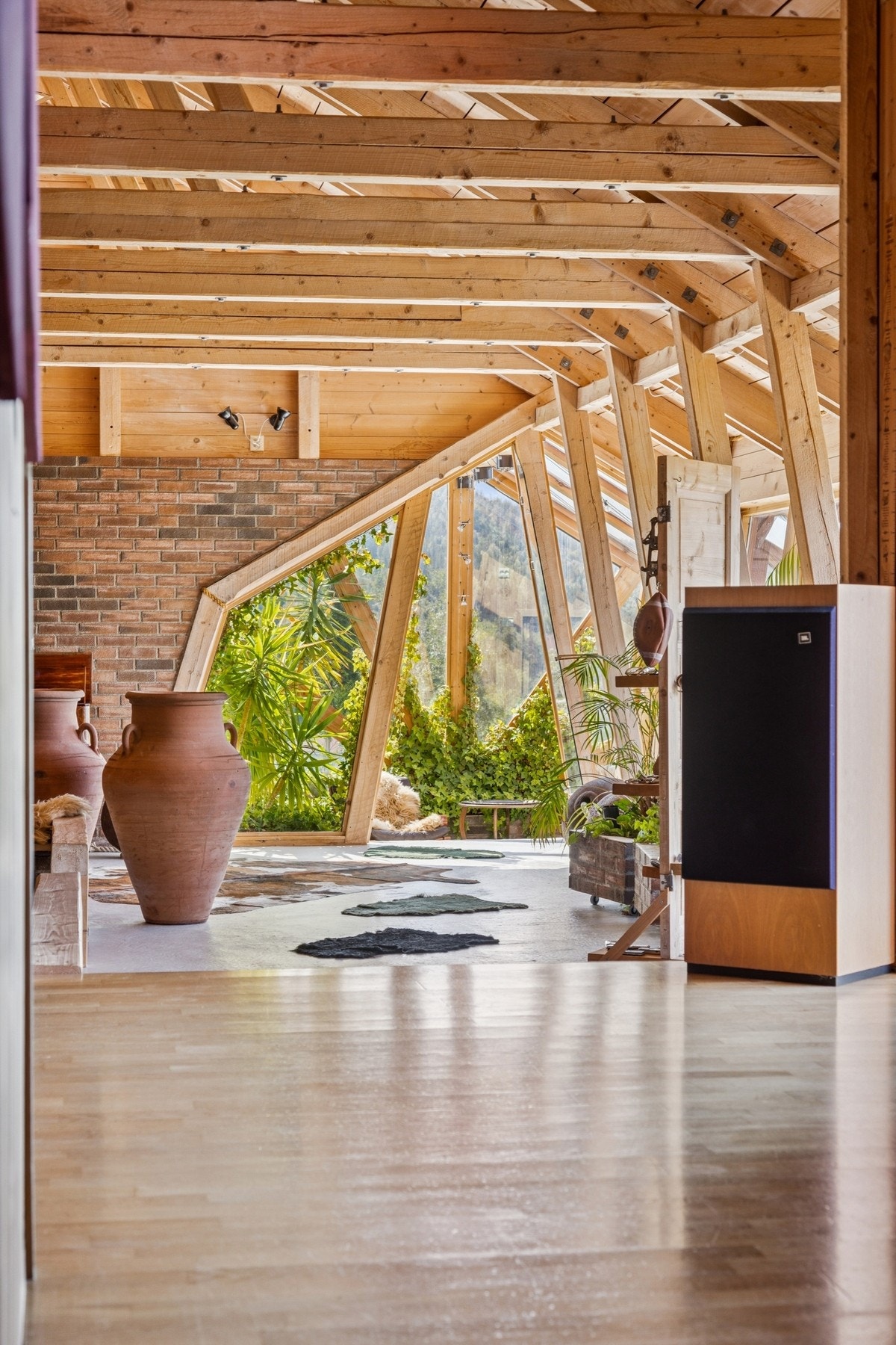 Vi tar turen inn igjen, og møtes igjen av fascinasjon og ro. Galleribilde