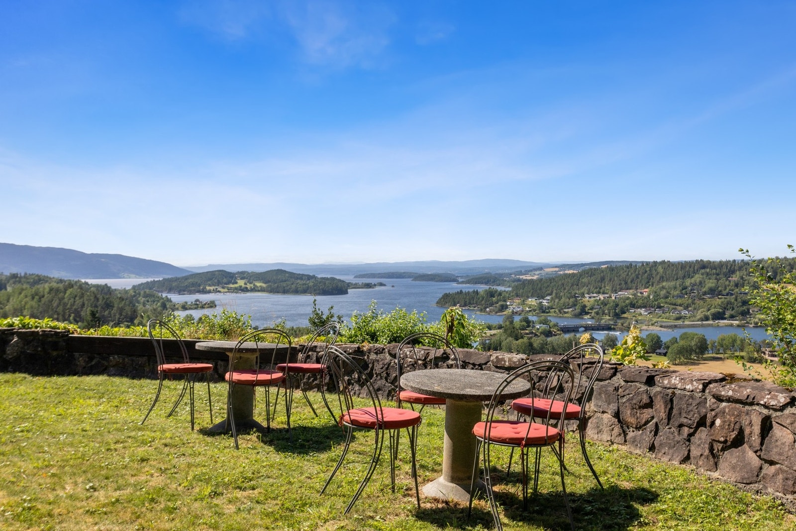 Sjel og sjarm til tusen! Velkommen til bords med spektakulær utsikt over både Tyrifjorden og Steinsfjorden. Galleribilde